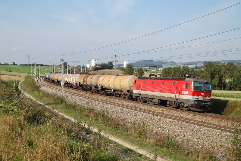 1044 048 ist mit einem Kesselwagenzug am 28.09.2009
im Haidinger Bogen unterwegs gewesen.
