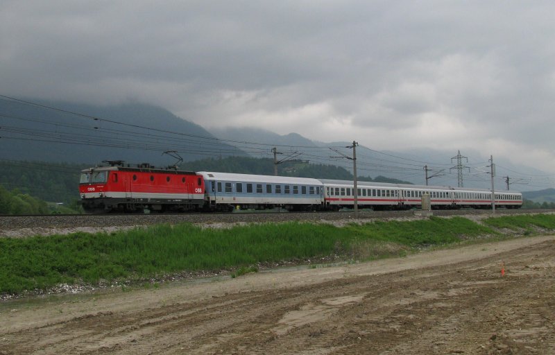 1044 048 mit IC 512 am 22.5.2008 bei Kundl.