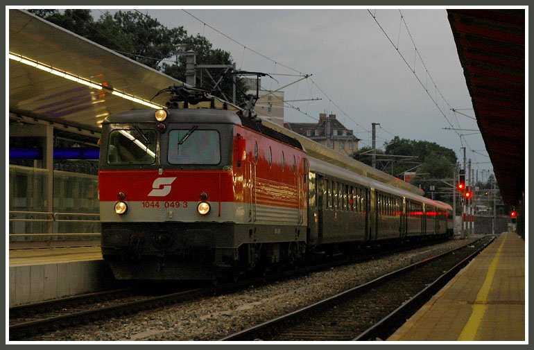 1044 049 bespannte am 1.7.2008 den Erlebniszug Ennstal. Die Aufnahme entstand bei der Rckfahrt des Zuges beim Halt in Wien-Meidling.