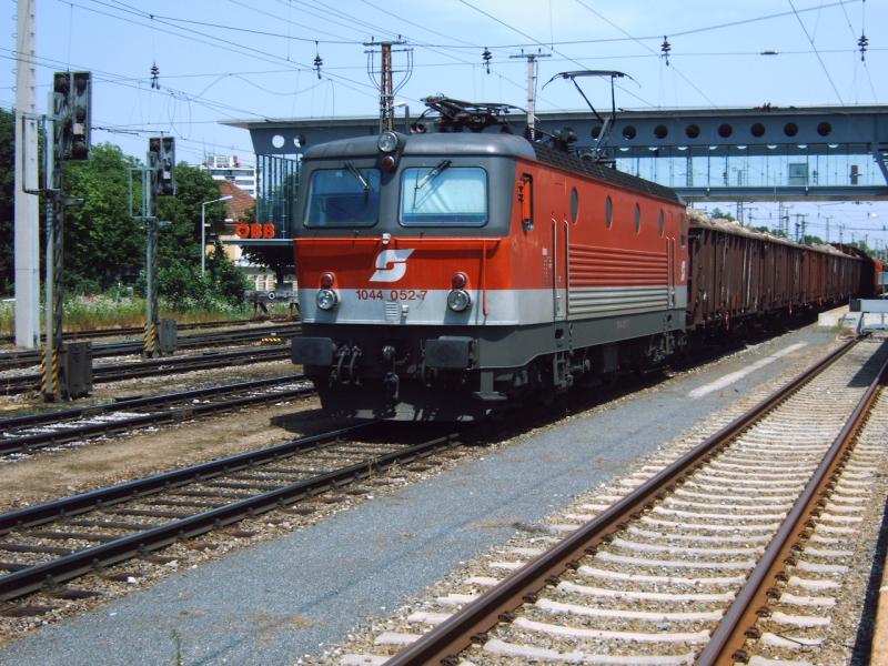 1044 052-7 fhrt am 26.06.2006 mit einem gemischten Gterzug auf Gleis 8 in Wels durch und fdelt sich anschliessend auf die Gleise der Westbahn ein um die Fahrt Richtung Salzburg fortzusetzen.  
