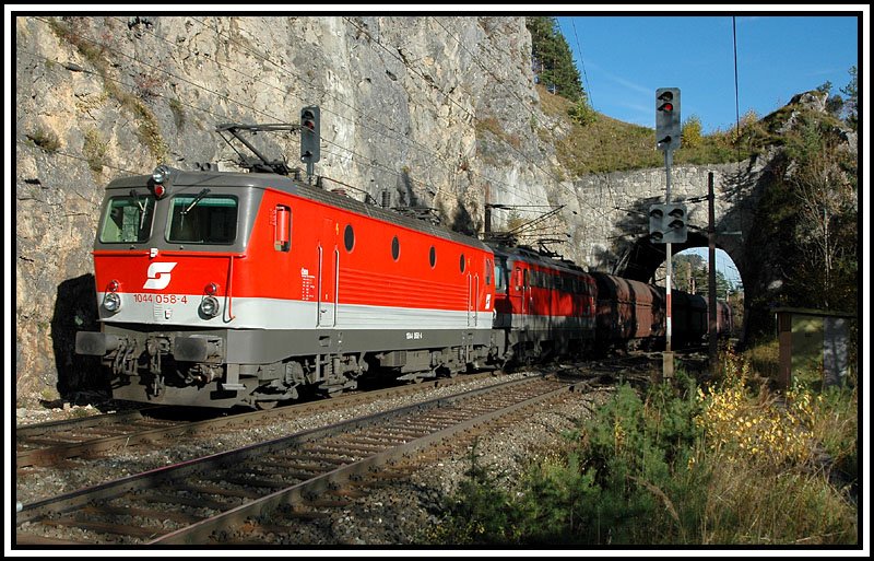 1044 058 und eine 1142 am Nachschiebedienst �ber den Semmering von M�rzzuschlag nach Gloggnitz, am 26.10.2006 beim Krausel Tunnel.
