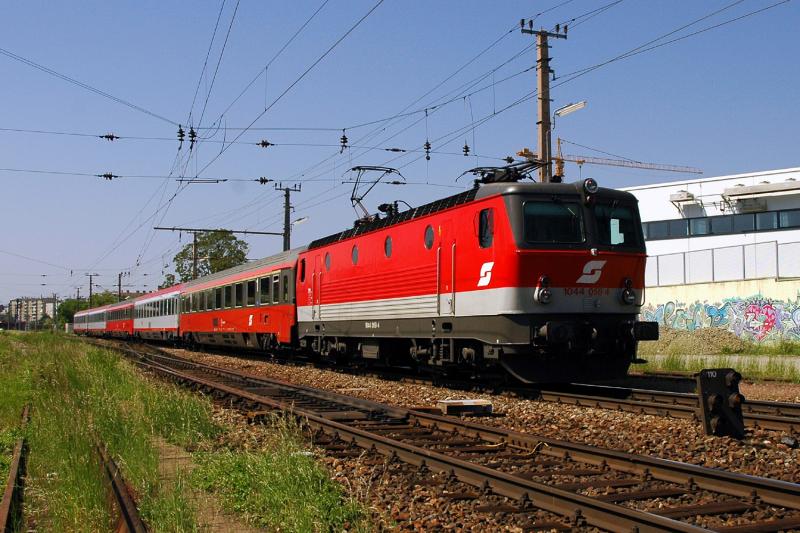 1044 058 mit IC 532 aus Graz kommend kurz vor Wien-Meidling am 28.5.2005