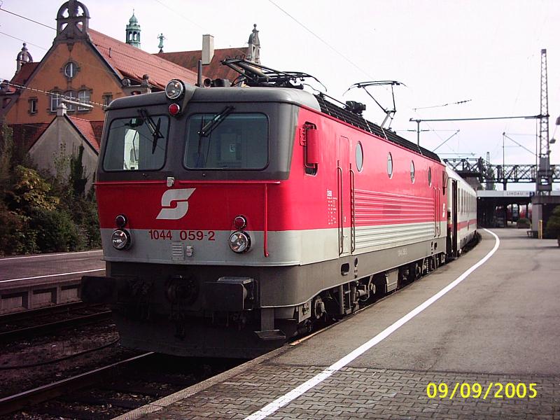 1044 059 als Zuglok des IC 119 (Ausnahmsweise: von Dortmund nach Bludenz wegen dem Hochwasser) am 9.9.05 in Lindau.