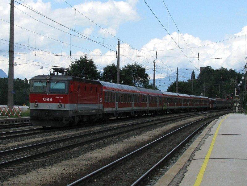 1044 059 mit IC 512 ,,Hotel-Ibis  am 30.6.2008 in Brixlegg. In der Zuggarnitur waren sechs deutsche n-Wagen mit eingereiht.