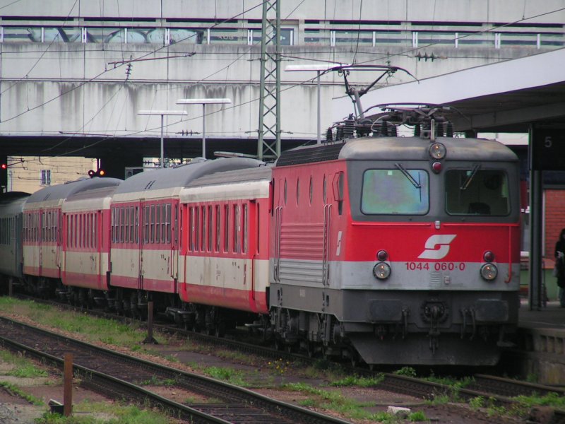 1044 060-0 fhrt mit E5914 (Erlebniszug DONAU) am Bahnsteig 5 in Passau Hbf ein (2006-07-01)