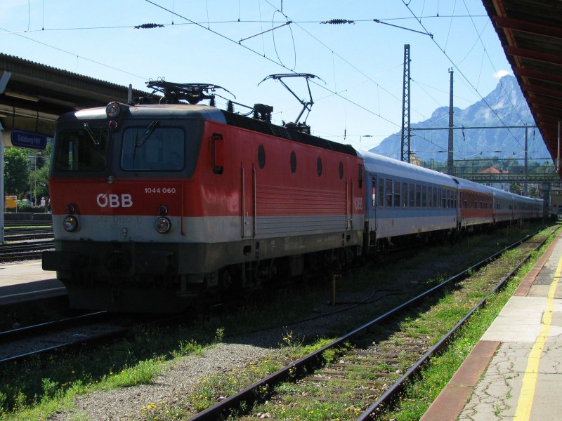 1044 060 mit IC 517 (?) von Salzburg nach Graz am 6.8.2008 in Salzburg. Die bunte Wagengarnitur bestand aus deutschen IR Wagen.