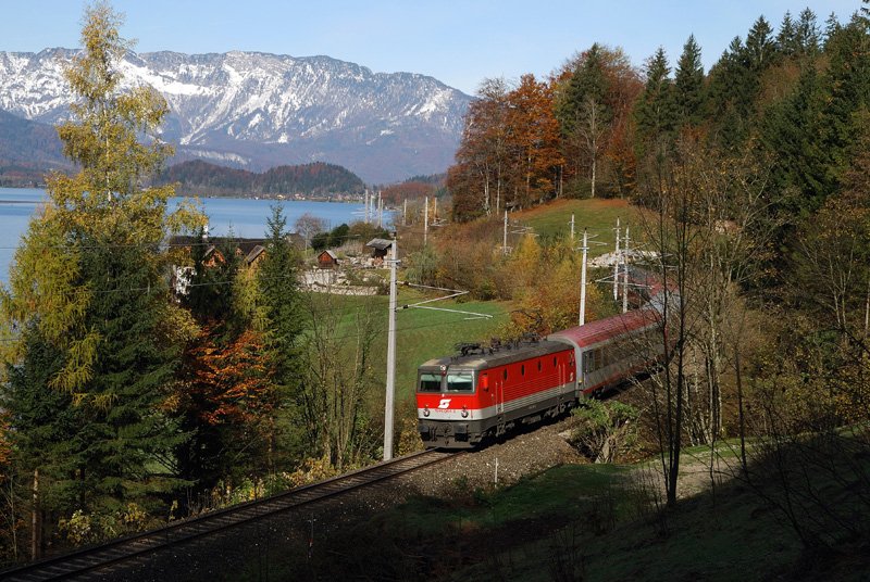 1044 064 mit REX 3410 am Hallsttter See, bei Obersee (29.10.2007)