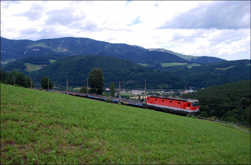 1044 065-1 brachte am 21. Juli 2009 einen leeren Gterzug ber den Semmering Richtung Mrzzuschlag. (Eichberg am Semmering)