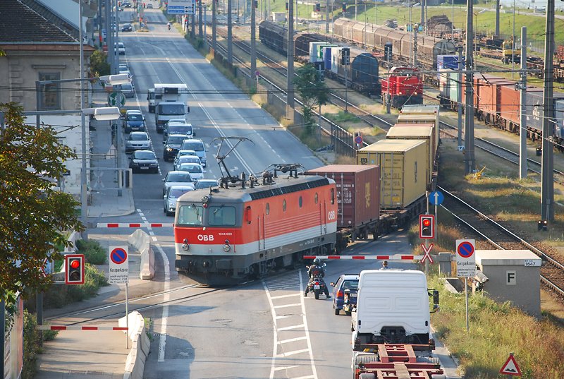 1044 069 bringt ein Gerterwagen vom Donaukaibahnhof Richtung Erdberger Lnde (27.8.2008)