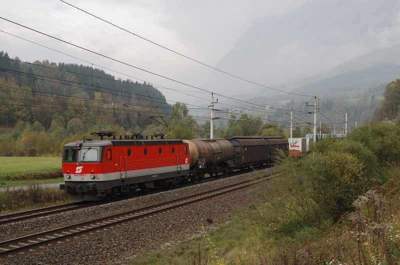 1044 069 mit einem Gterzug bei Pfarrwerfen (13.10.2007)