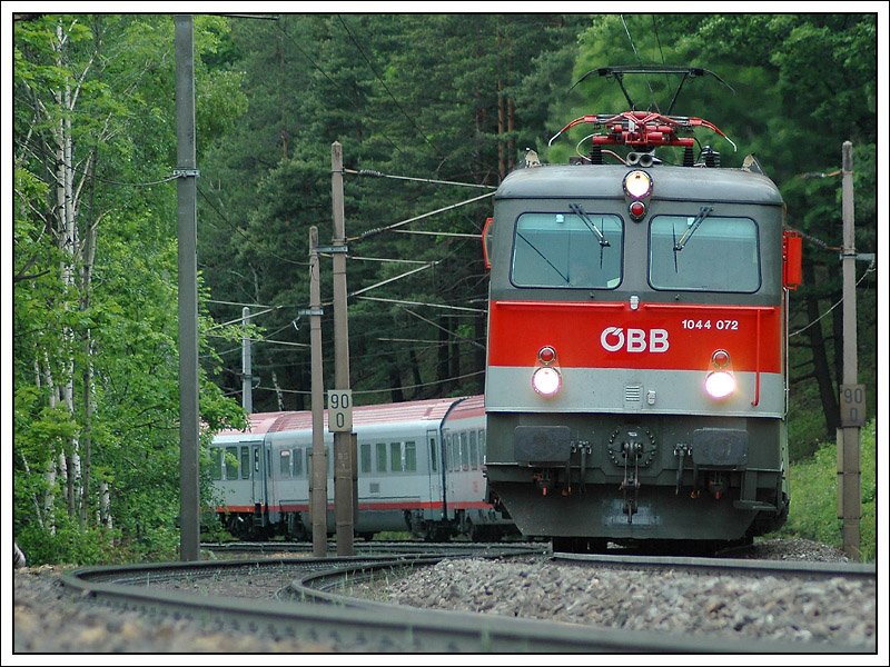 1044 072 bespannte am 22.5.2008 den OEC 536  Jacques Lemans  von Villach nach Wien. Die Aufnahme entstand bei der Talfahrt der Semmering Nordrampe irgendwo mitten im Wald zwischen Klamm-Schottwien und Eichberg.