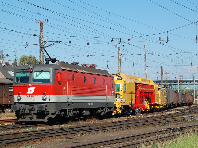 1044 073 am 29.09.2007 mit einem krzeren 
Gterzug bei der Durchfahrt in wels.
Mit im Zugverband: Eine neue Baumaschine
von Plasser u. Theurer.
