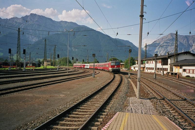 1044 078 mit IC 613 am 12.8.04 in Saalfelden.