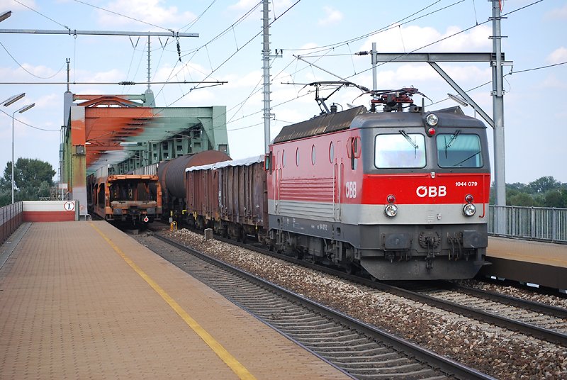 1044 079 samt Leerwagenzug bei der Durchfahrt in Wien Praterkai (27.8.2008)