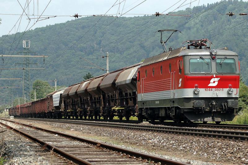 1044 080 mit einem Gterzug bei der Einfahrt in den Verschubbahnhof Graz-Gsting am 23.6.2005