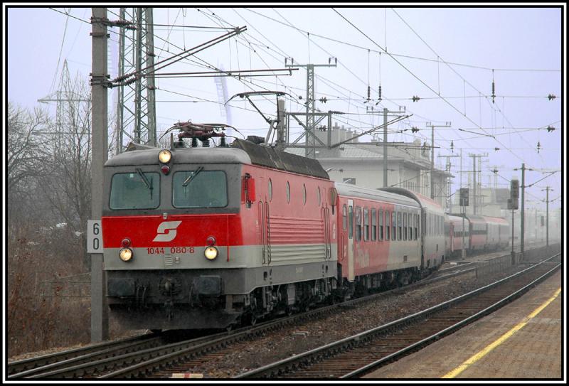 1044 080 mit einem Wagensatz bestehend aus CS-, Upgrade- und Eurofimawagen bei der Ausfahrt aus Htteldorf am 25.2.2006.