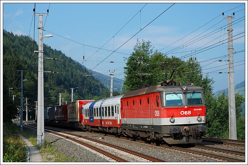 1044 080 mit der RoLa 52350 bei der Talfahrt der Tauern Nordrampe in Loifarn am 22.8.2008 aufgenommen.