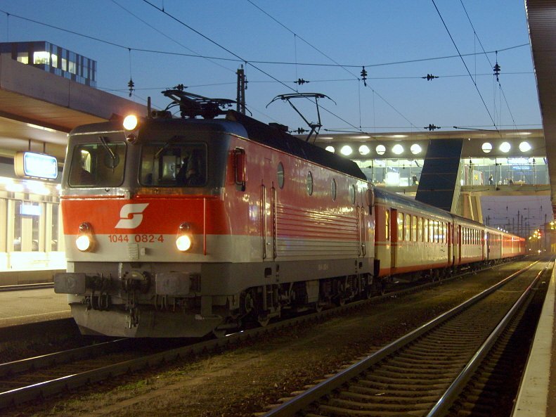 1044 082 bespannt den Erlebniszug  Donau  von Passau nach Wien Sdbf, und ist pnklich zur Dmmerung in Wels eingetroffen. [26.02.08]