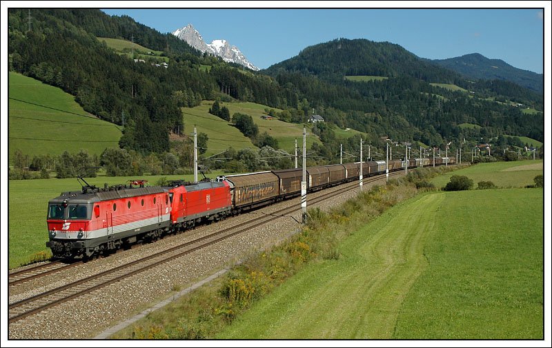 1044 083 leistete am 13.9.2007 185 057 Vorspann beim 48930. Ab St. Michael bekommt dieser Zug immer eine Vorspannmaschine, die glaube ich bis Wels am Zug bleibt. Die Aufnahme entstand zwischen Trieben und Rottenmann ca. auf der Hhe des Einfahrvorsignals Rottenmann.