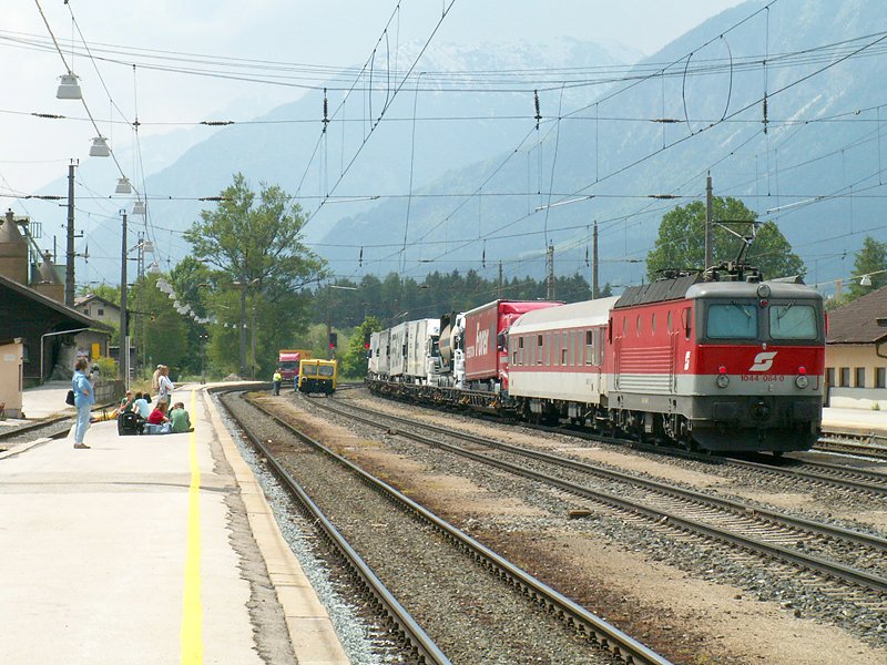 1044 084 leistet einer RoLa Nachschiebedienst (Brixlegg, 16.5.2008)
