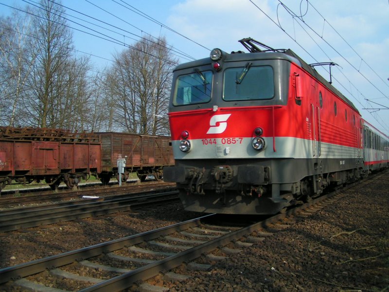 1044 085-7 mit OIC 642 Hotel IBIS bei der Durchfahrt Bhf.Timelkam;
Links kann man  antiquitares Wagenmaterial  erkennen! 070314