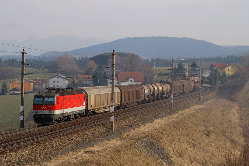 1044 085 mit einem Gterzug bei Pndorf (28.02.2008)