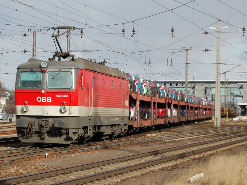 1044 086 fhrt am 16.02.2008 mit einem
Ganzautozug in Wels durch.