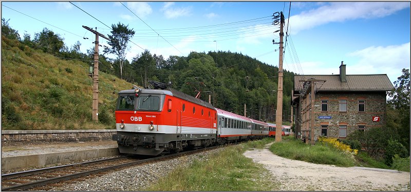 1044 086 fhrt mit IC 657 von Wien Sd nach Graz.
Klamm-Schottwien 05.09.2009