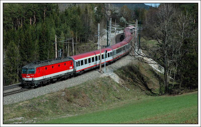 1044 086 mit de OEC 556 „TU Graz“ von Graz nach Wien am 10.4.2008 bei der Talfahrt der Semmering Nordrampe zwischen Eichberg und Kb aufgenommen.