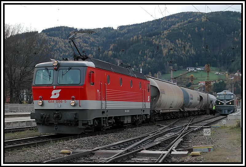1044 086 verlsst am 29.10.2006 Mrzzuschlag mit einem Kesselwagenganzzug Richtung Semmering.