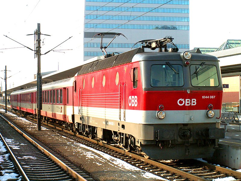 1044 087 mit einer schnen Schlierengarnitur als Regionalzug nach Pregarten am 2.1.2008 zur Abfahrt in Linz Hbf bereitgestellt