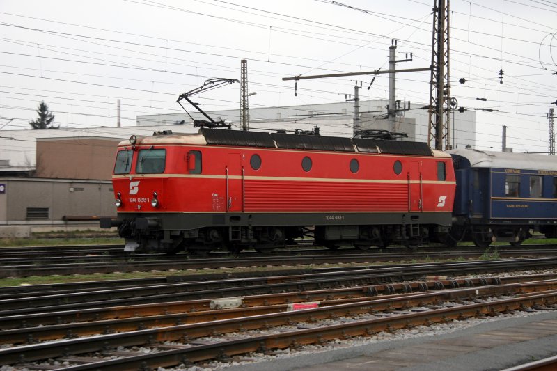 1044 088 -  eine der Letzten ihrer Baureihe, die sich noch im  Altlack  zeigen, fhrt mit dem  Erlebniszug Donau 
im Bahnhof Wels ein. Aufgenommen am 24. Mrz 2007.