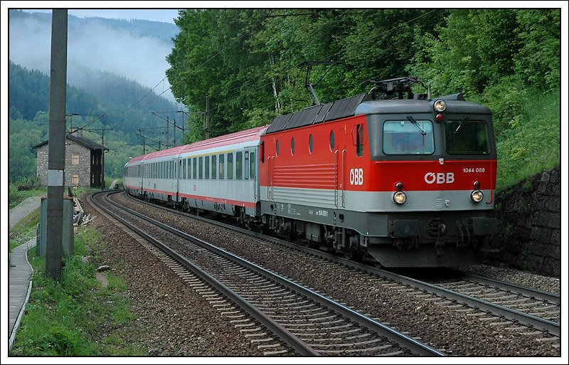 1044 089 war am 25.5.2008 vor dem OIC 550 „FACHHOCHSCHULE JOANNEUM“ anzutreffen. Die Aufnahme zeigt den Zug auf der Semmering S�drampe kurz vor Spital am Semmering.