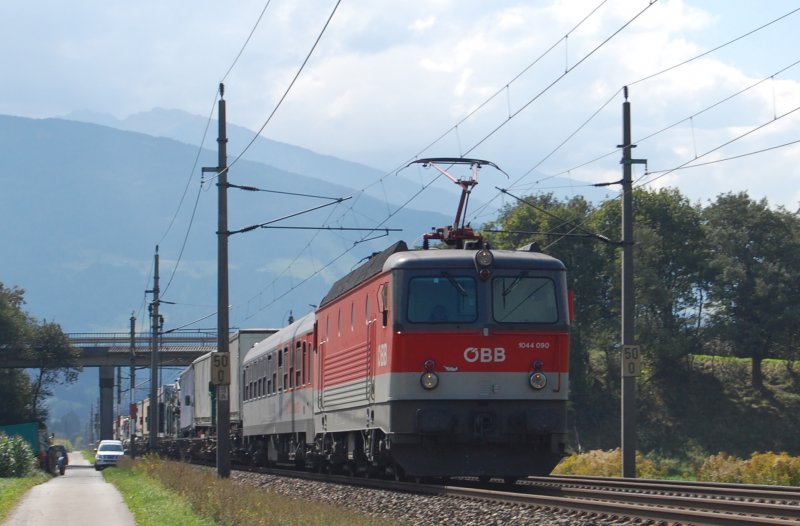 1044 090 fehlt (noch) die zweite 1, wie lange sie noch ohne unterwegs ist wird sich zeigen. Am 10.9.09 zieht sie eine RoLa vom Brenner mit 1216 008 am anderen Ende nach Wrgl.