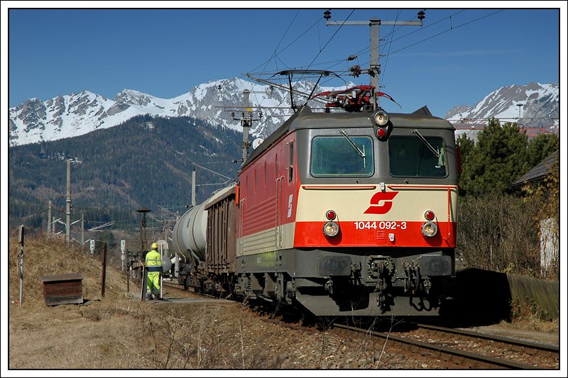 1044 092 bei Verschubarbeiten in Trofaiach am 25.2.2008. Ich hoffe, ich gehe euch mit meinen Bildern von 1044er mit Altlack  nicht schon auf die Neven. Aber neben 1044.40 ist sie fr mich die schnste Maschine die derzeit auf sterreichs Schienen unterwegs ist.