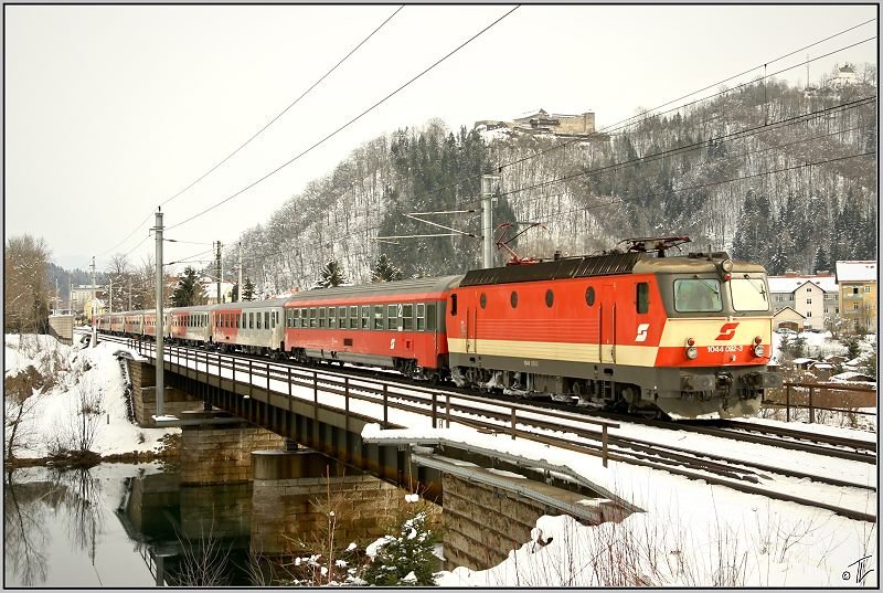1044 092 fhrt mit Semesterzug D 15101 von Wien Sd nach Bischofshofen.
Hier befhrt der Zug gerade die Mrzbrcke in Kapfenberg, mit der Burg Oberkapfenberg im Hintergrund.
31.01.2009