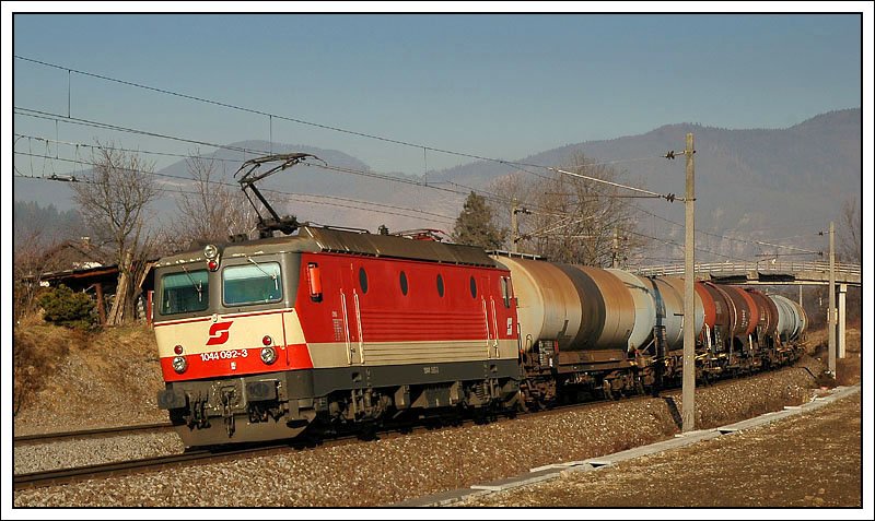 1044 092 mit dem 54703 und rund eineinhalb Stunden Versptung, von Wien Zvb. nach Graz Gsting Verschiebebahnhof, am 11.1.2008 kurz vor der Durchfahrt in Stbing. Ich hab keine Ahnung, warum es mir hier so die Oberleitung zerreit. Ich habe das Bild weniger nachgeschrft, als im Normalfall.