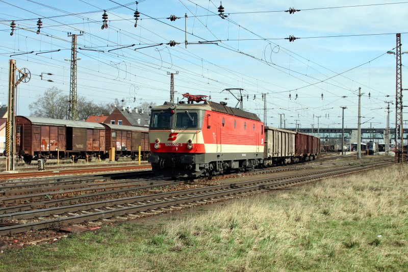 1044 092 mit einem Gterzug nach Lambach bei der Ausfahrt aus dem Bahnhof Wels am 15. Mrz 2008.
