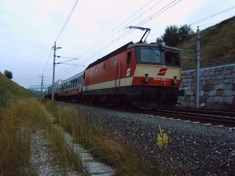 1044 092  rollt  am 07.07.2006 mit einer rollenden Landstrasse in den Bahnhof Wartberg an der Krems ein.