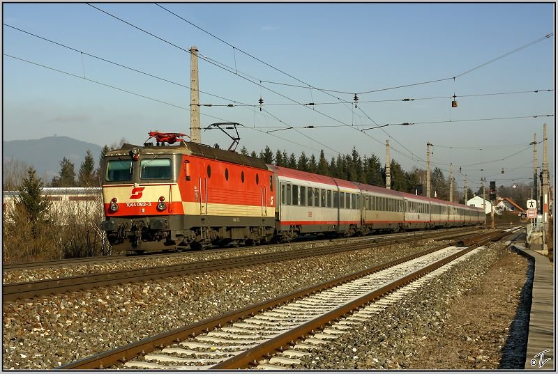 1044 092 im Schachbrettdesign fhrt mit IC 533 von Wien Sd nach Villach.
Zeltweg 2.1.2009