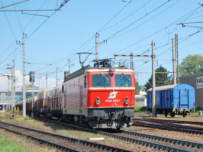 1044 093 eine der allerletzten blutorangen
Maschinen dieser Baureihe am 25.08.2007
bei der Durchfahrt in Wels.