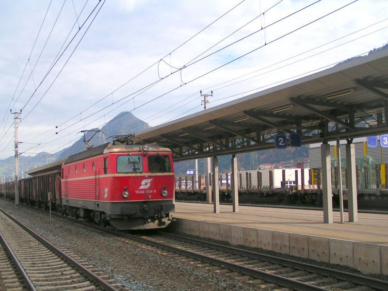 1044 094-9 mit einem Gterzug bei d. Durchfahrt Richtung Innsbruck;  Bhf. Jenbach 061121