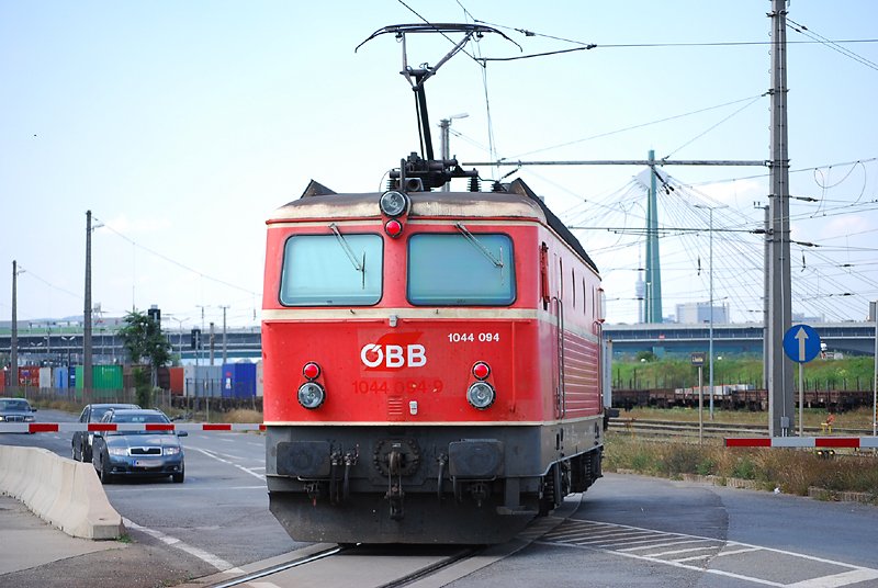 1044 094 fhrt gerade ber den Wiener Handelskai in den Donaukaibahnhof ein (27.8.2008)