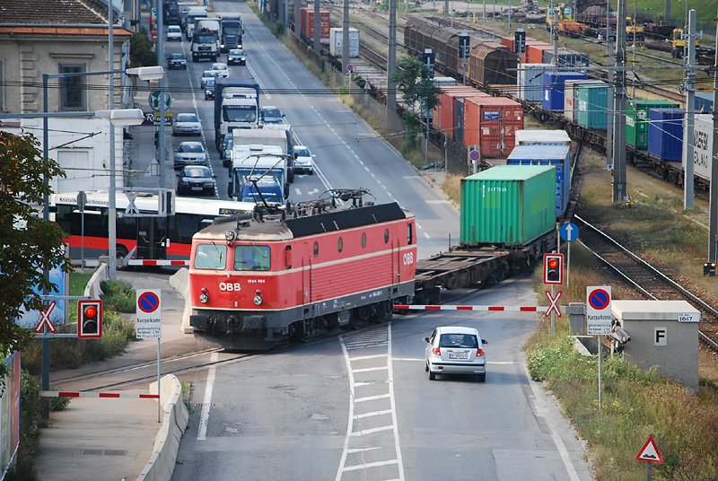 1044 094 samt Containerzug bei der Ausfahrt aus dem Donaukaibahnhof Richtung Erdberger Lnde (27.8.2008)
