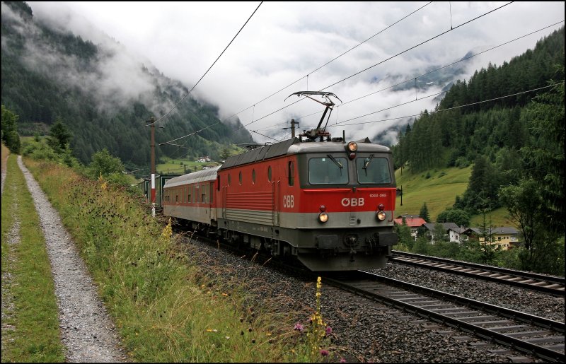 1044 095 (9181 1044 095-8) rollt mit einer RoLa am Haken, die Brennerbahn hinab. Am Zugschluss bremst zustzlich noch die 1216 018.