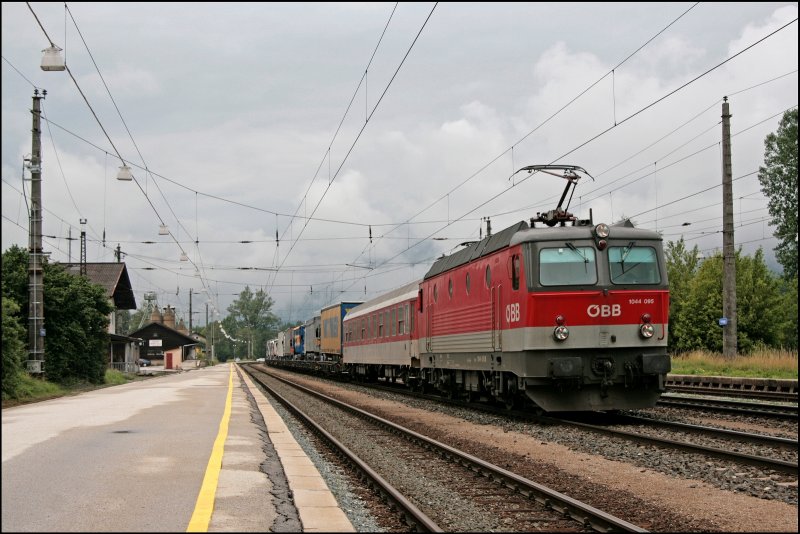 1044 095 (9181 1044 095-8) bringt eine volle RoLa vom Brennersee nach Wrgl. (08.07.2008)
