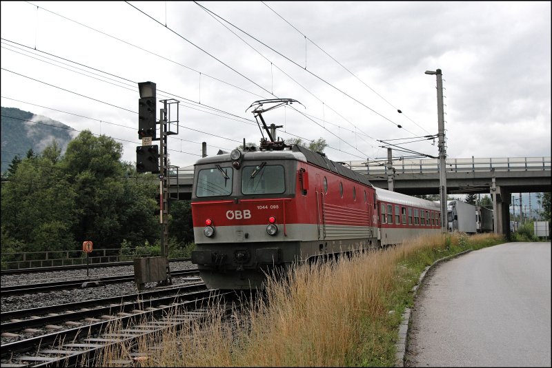1044 095 rollt am Zugschluss einer Rola mit. Ihre Schiebeleistung wird erst fr den Anstieg zum Terminal Brennersee bentigt. (04.07.2008)