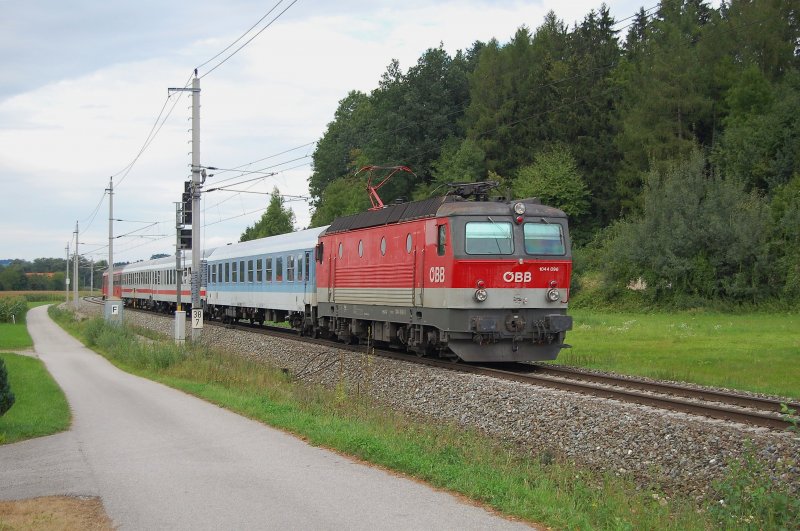 1044 096 mit einem gemischten Wagensatz
war am 25.08.2008 als IC601 von Linz nach
Selzthal unterwegs.Das Bild entstand kurz
vor Wartberg/Kr.