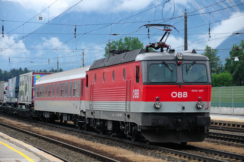 1044 097 im Lokportrait mit einem  nachdenklichen  Tf... (Brixlegg, 20.06.2009).
