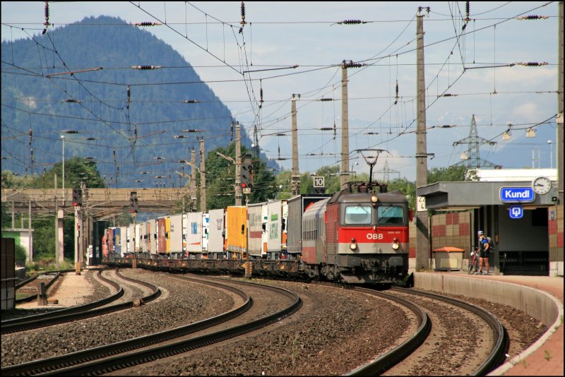 1044 103 (9181 1044 103) schwenkt mit einer vollen RoLa von Brennersee nach Wrgl in Kundl vom Hauptgleis auf das Bahnsteiggleis zwei herber. (05.07.2008)
